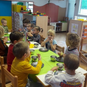 Tradicionalni slovenski zajtrk v rdeči igralnici Tradicionalni slovenski zajtrk v rdeči igralnici