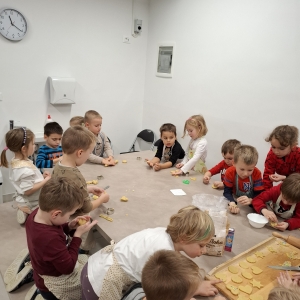 Praznični december v rumeni igralnici Praznični december v rumeni igralnici