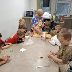 Praznični december v rumeni igralnici Praznični december v rumeni igralnici