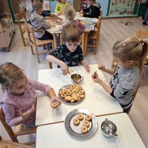 Praznični december v rumeni igralnici Praznični december v rumeni igralnici