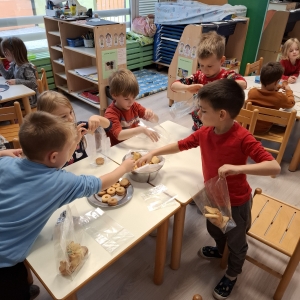 Praznični december v rumeni igralnici Praznični december v rumeni igralnici