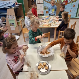 Praznični december v rumeni igralnici Praznični december v rumeni igralnici