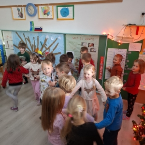 Praznični december v rumeni igralnici Praznični december v rumeni igralnici