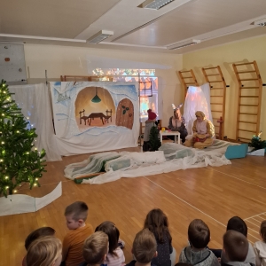 Praznični december v rumeni igralnici Praznični december v rumeni igralnici