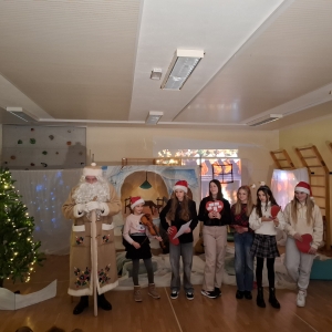 Praznični december v rumeni igralnici Praznični december v rumeni igralnici