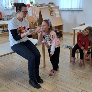 Pri zvezdicah izvajali naravoslovne poskuse Pri zvezdicah izvajali naravoslovne poskuse