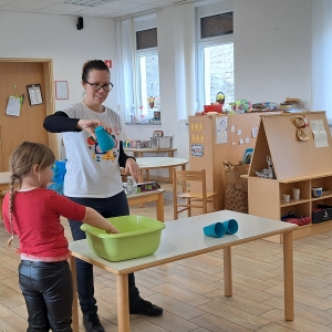 Pri zvezdicah izvajali naravoslovne poskuse Pri zvezdicah izvajali naravoslovne poskuse