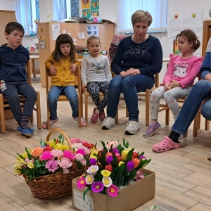 Izdelovali smo rože iz krep papirja Izdelovali smo rože iz krep papirja