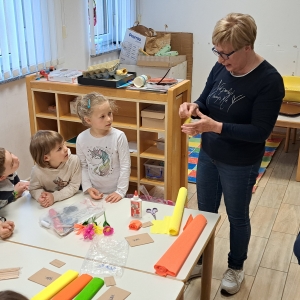 Izdelovali smo rože iz krep papirja Izdelovali smo rože iz krep papirja