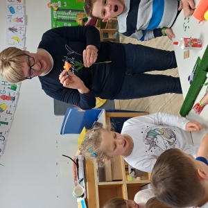 Izdelovali smo rože iz krep papirja Izdelovali smo rože iz krep papirja