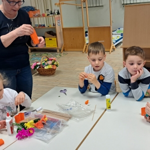 Izdelovali smo rože iz krep papirja Izdelovali smo rože iz krep papirja