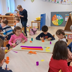 Izdelovali smo rože iz krep papirja Izdelovali smo rože iz krep papirja