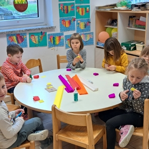 Izdelovali smo rože iz krep papirja Izdelovali smo rože iz krep papirja