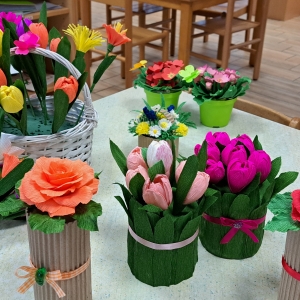 Izdelovali smo rože iz krep papirja Izdelovali smo rože iz krep papirja