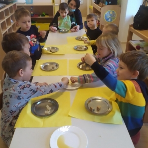 Tradicionalni slovenski zajtrk v skupini Pikapolonice Tradicionalni slovenski zajtrk v skupini Pikapolonice