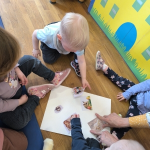 Velikonočno ustvarjanje v beli igralnici Velikonočno ustvarjanje v beli igralnici