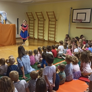 Lutkovna predstava Mojca Pokrajculja