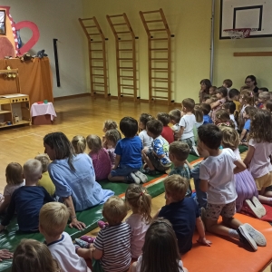 Lutkovna predstava Mojca Pokrajculja