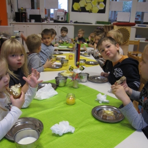 Slovenski tradicionalni zajtrk v rdeči igralnici Slovenski tradicionalni zajtrk v rdeči igralnici