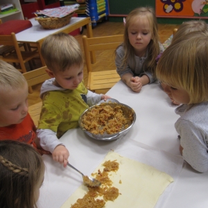 Slovenski tradicionalni zajtrk v rdeči igralnici Slovenski tradicionalni zajtrk v rdeči igralnici
