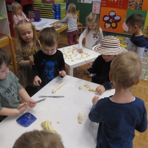 Slovenski tradicionalni zajtrk v rdeči igralnici Slovenski tradicionalni zajtrk v rdeči igralnici