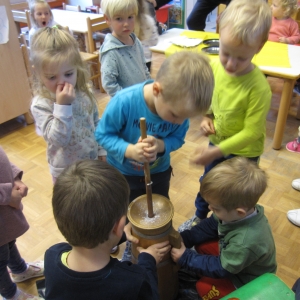 Slovenski tradicionalni zajtrk v rdeči igralnici Slovenski tradicionalni zajtrk v rdeči igralnici