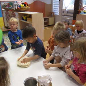 Slovenski tradicionalni zajtrk v rdeči igralnici Slovenski tradicionalni zajtrk v rdeči igralnici
