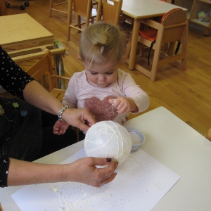 December v Beli skupini