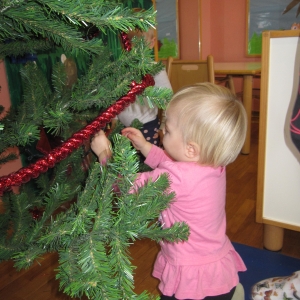 December v Beli skupini