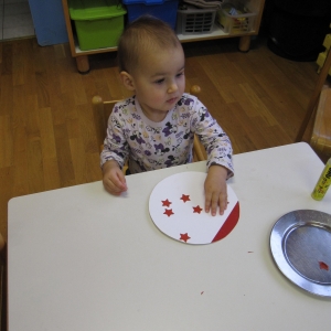 December v Beli skupini