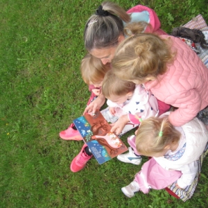 Bralne urice v beli igralnici Bralne urice v beli igralnici