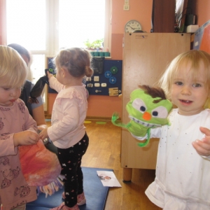 Piščanček Pik v beli igralnici Piščanček Pik v beli igralnici