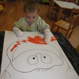 Piščanček Pik v beli igralnici Piščanček Pik v beli igralnici