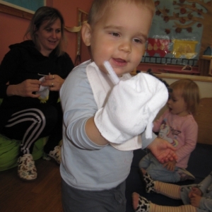 Piščanček Pik v beli igralnici Piščanček Pik v beli igralnici