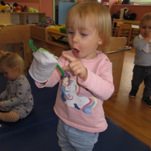 Piščanček Pik v beli igralnici Piščanček Pik v beli igralnici