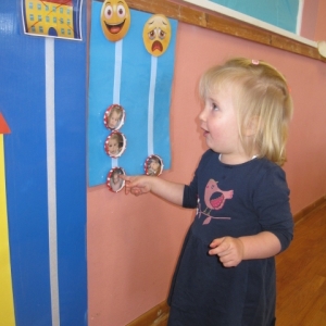 Piščanček Pik v beli igralnici Piščanček Pik v beli igralnici