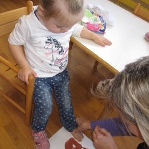 Piščanček Pik v beli igralnici Piščanček Pik v beli igralnici