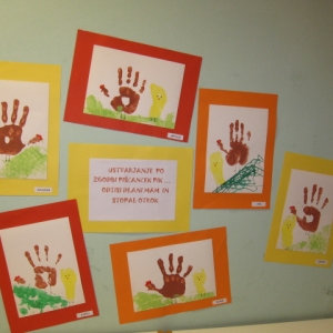 Piščanček Pik v beli igralnici Piščanček Pik v beli igralnici