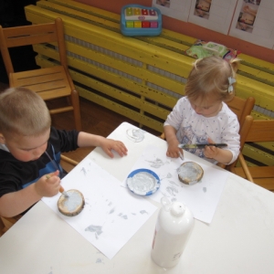 Velikonočno ustvarjanje v beli igralnici Velikonočno ustvarjanje v beli igralnici