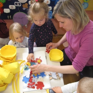 Velikonočno ustvarjanje v beli igralnici Velikonočno ustvarjanje v beli igralnici