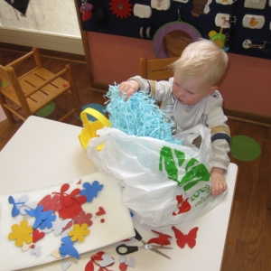 Velikonočno ustvarjanje v beli igralnici Velikonočno ustvarjanje v beli igralnici