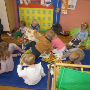 Bralne urice v beli igralnici Bralne urice v beli igralnici