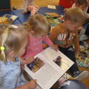 Bralne urice v beli igralnici Bralne urice v beli igralnici