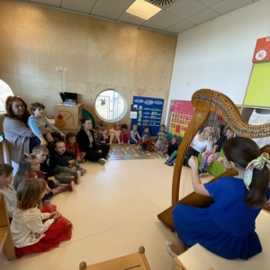 Obisk harfistke  Obisk harfistke