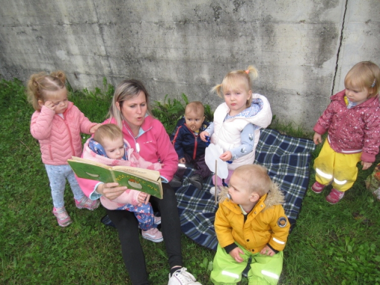 Bralne urice v beli igralnici