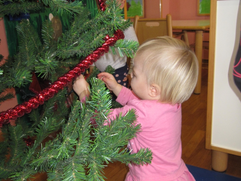 December v Beli skupini