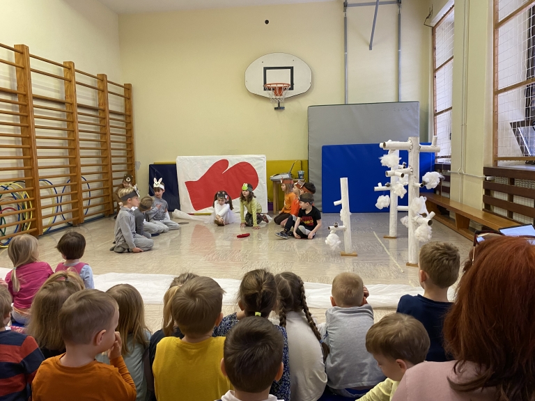 GLASBENO PLESNA DRAMATIZACIJA ROKAVIČKA