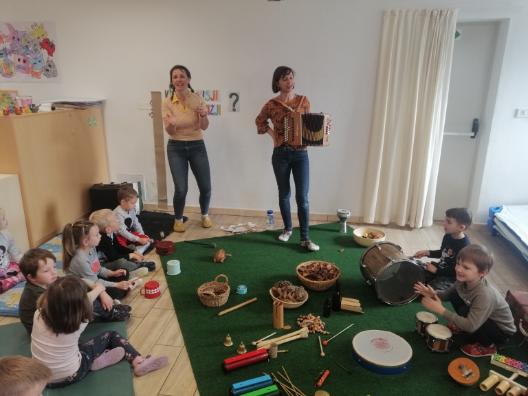 GLASBENO PRIPOVEDNI PERFORMANS