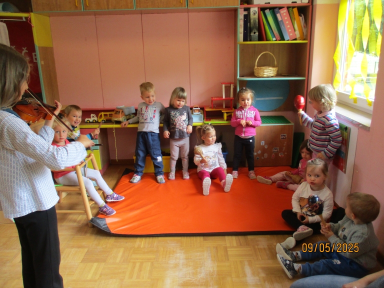 Glasbila v oranžni igralnici