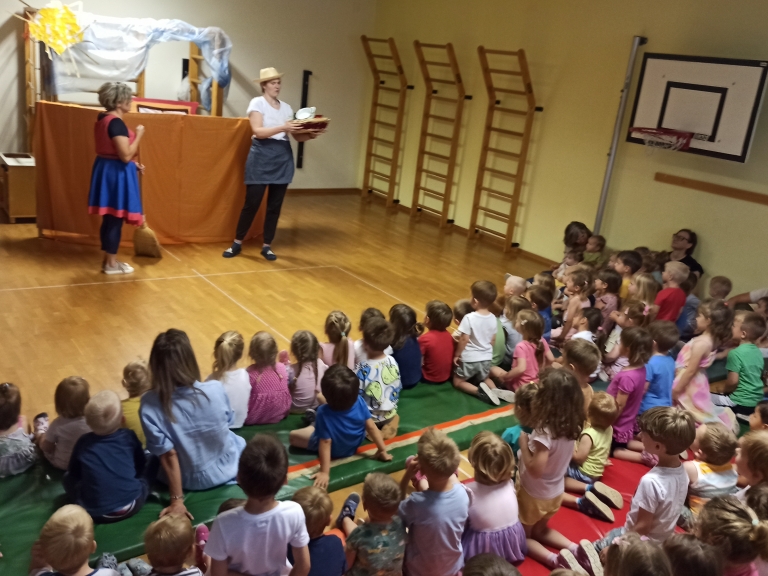 Lutkovna predstava Mojca Pokrajculja